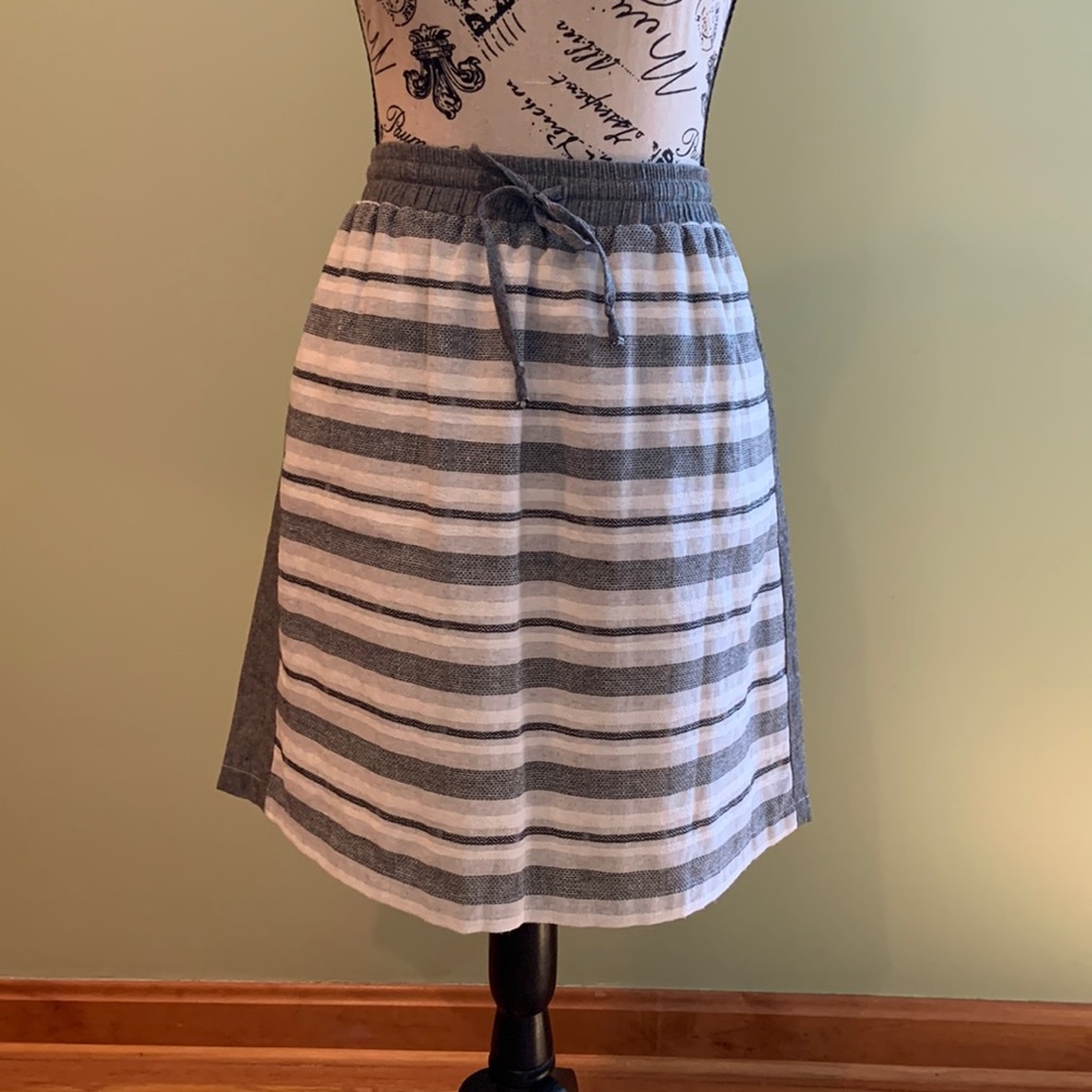 Skies Are Blue size M, gray/white stripes, pockets, drawstring waist